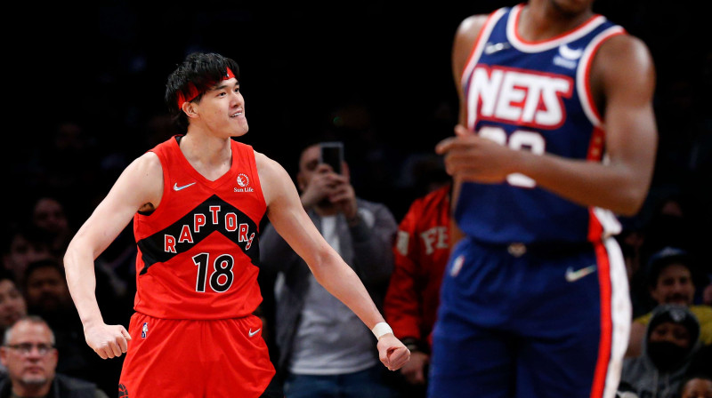 Juta Vatanabe (#18) vēl Toronto ''Raptors'' kreklā. Foto: AP/Scanpix