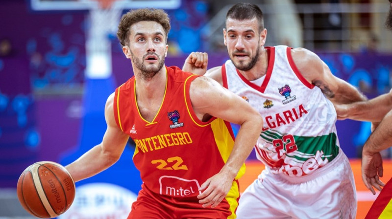 Melnkalnes izlases basketbolists Igors Drobņaks ar bumbu. Foto: FIBA