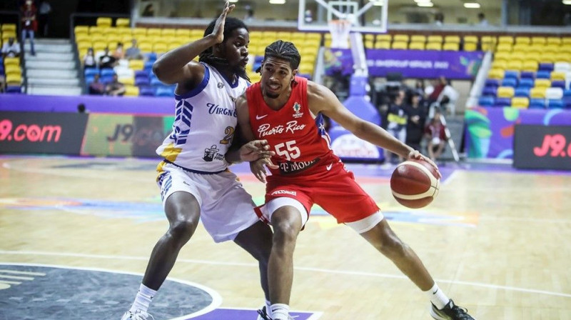 Puertoriko basketbolists Ītans Tompsons uzbrukumā pret ASV Virdžīnu salu izlasi. Foto: FIBA