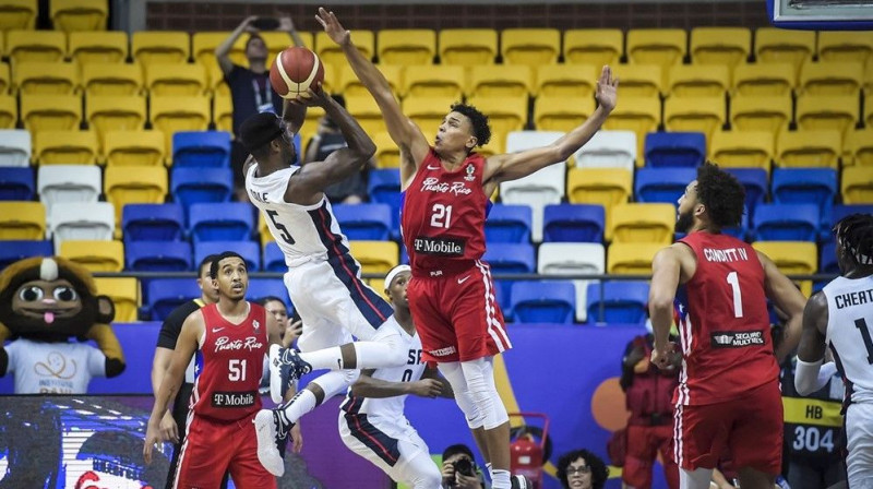 ASV basketbolists Noriss Kouls izdara izšķirošo metienu pret Puertoriko izlasi. Foto: FIBA