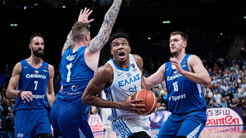 Jannis Adetokunbo (#34) Grieķijas uzvarā ''EuroBasket 2022'' ietvaros pār Čehiju. Foto: FIBA