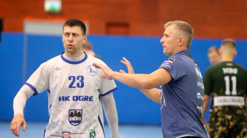 Aleksandrs Pocikaiļiks un "HK Ogre/Hydrox" galvenais treneris Andris Molotanovs. Foto: Ritvars Raits