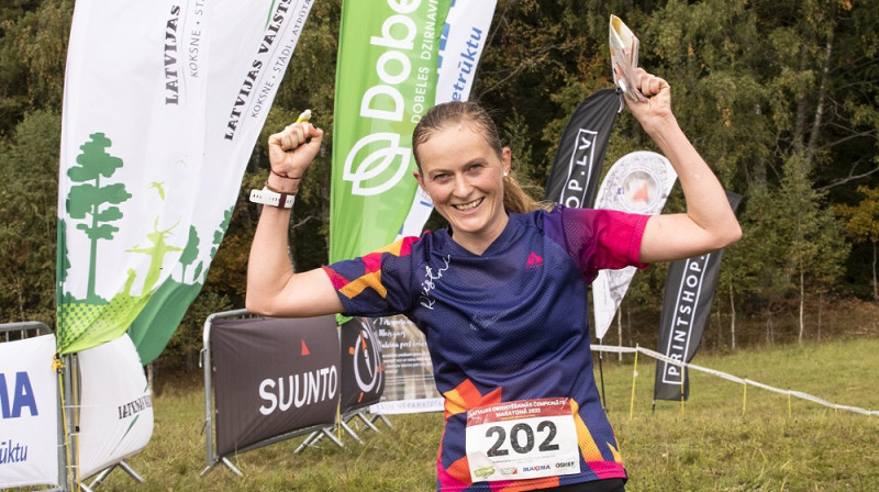 Kristīne Kokina priecīga par piekto titulu maratona distancē. Foto: Latvijas Orientēšanās federācija.