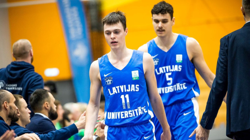 Latvijas Universitātes komandas basketbolisti Valters Briedis (Nr. 5) un Reinis Avotiņš (Nr. 11). Foto: LU Basketbols