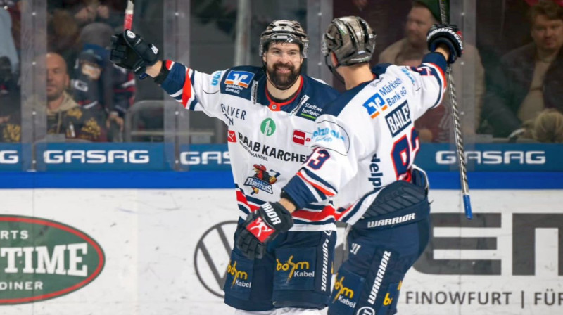 Kaspars Daugaviņš svin vārtu guvumu. Foto: Iserlohn Roosters