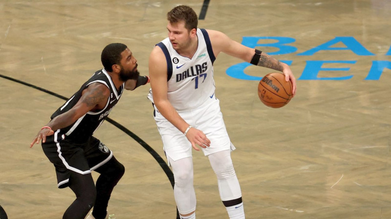 Luka Dončičs pret Kairiju Ērvingu. Foto: Brad Penner/USA Today Sports/Scanpix