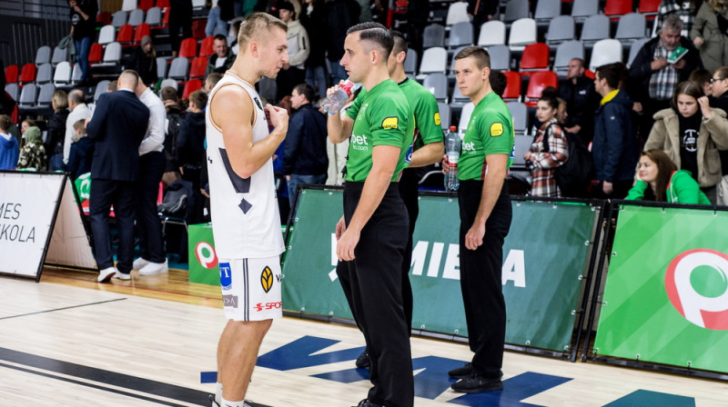 Edgars Kaufmanis diskutē ar tiesnesi Gati Saliņu. Foto: Jānis Lārmanis