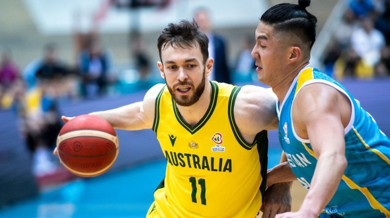 Austrālijas valstsvienības basketbolists Niks Kejs ar bumbu. Foto: FIBA