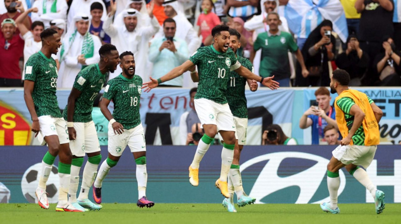 Saūda Arābijas valstsvienības futbolisti svin Salema al Davsari (Nr. 10) vārtu guvumu. Foto: Carl Recine/Reuters/Scanpix