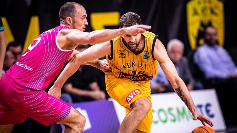 Jānis Strēlnieks ar bumbu. Foto: FIBA