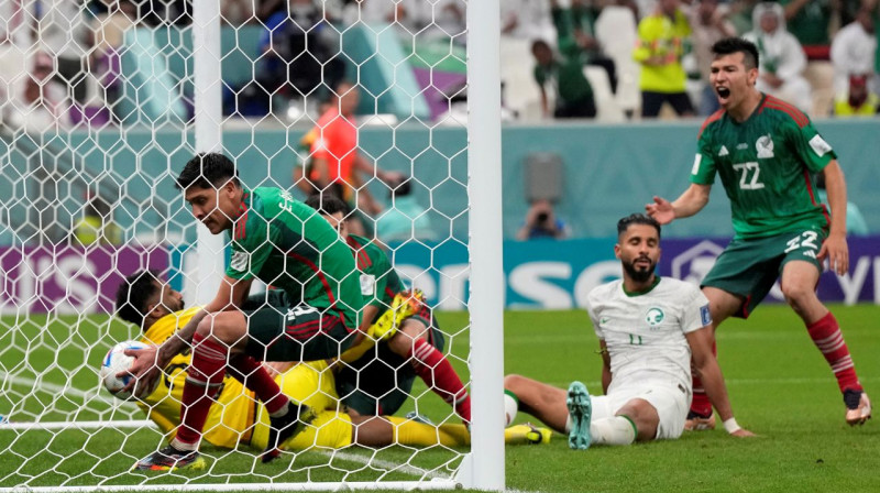 Bumba Saūda Arābijas valstsvienības vārtos. Foto: Ricardo Mazalan/AP/Scanpix