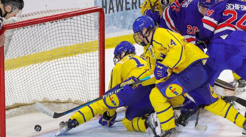 Ripa nokļūst Zviedrijas U18 valstsvienības vārtos. Foto: Robert Lefebvre/Hockey Canada Images