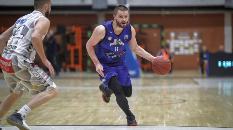 Prištinas "KB Sigal" basketbolists Dardans Beriša ar bumbu. Foto: KB Prishtina