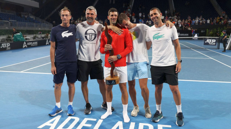 Novaks Džokovičs ar Adelaidas ATP 250 punktu turnīra titulu un savu komandu. Foto: Loren Elliott/Reuters/Scanpix