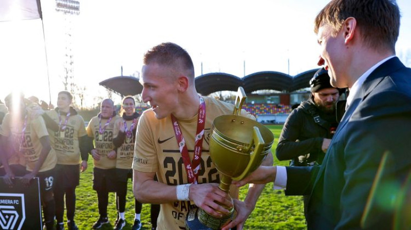 Raimonds Krollis ar Virslīgas kausu. Foto: Jānis Līgats/Valmiera FC