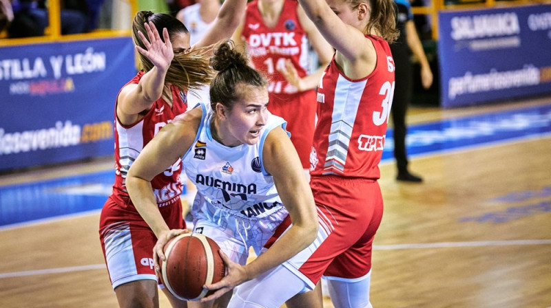 Aleksa Gulbe spēlē pret "DVTK Miškolc". Foto: EuroLeague Women