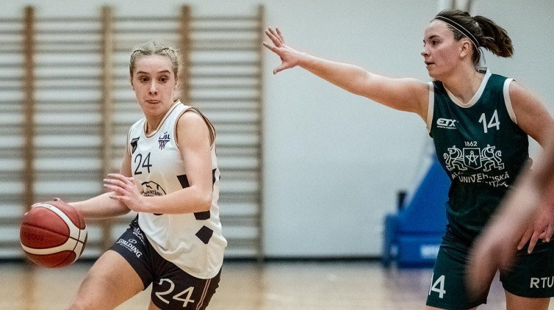 Keitija Litte (#14) un Patrīcija Amoliņa (#24). Foto: Bertānu Valmieras basketbola skola