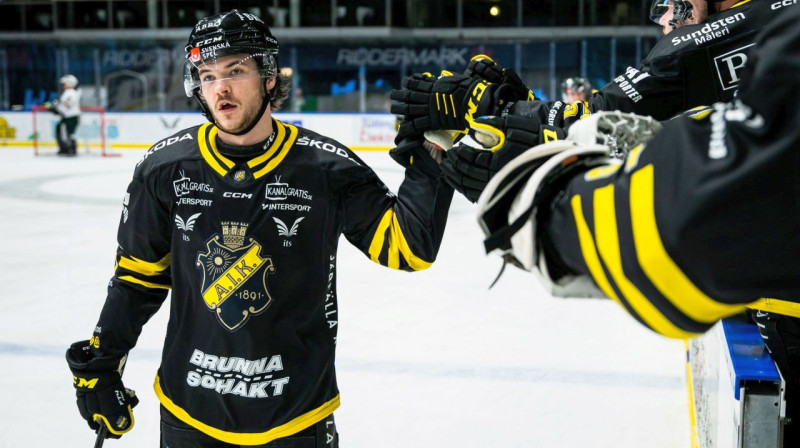 Renārs Krastenbergs svin vārtu guvumu. Foto: Gabriel Gustafson/AIK Hockey