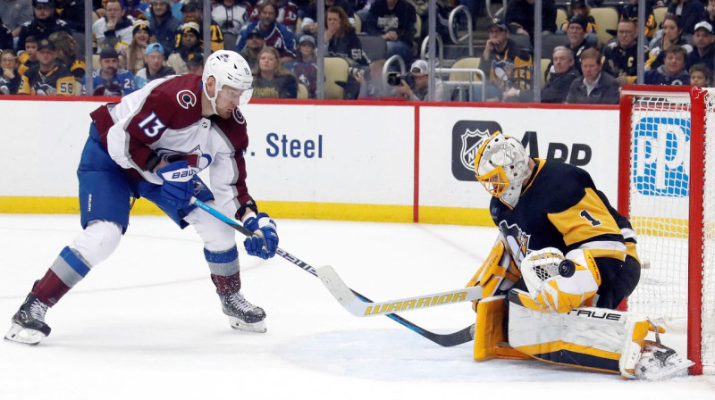 Pitsburgas "Penguins" vārtsargs Keisijs Desmits cīņā pret Kolorādo "Avalanche". Foto: Charles LeClaire/USA Today Sports/Scanpix