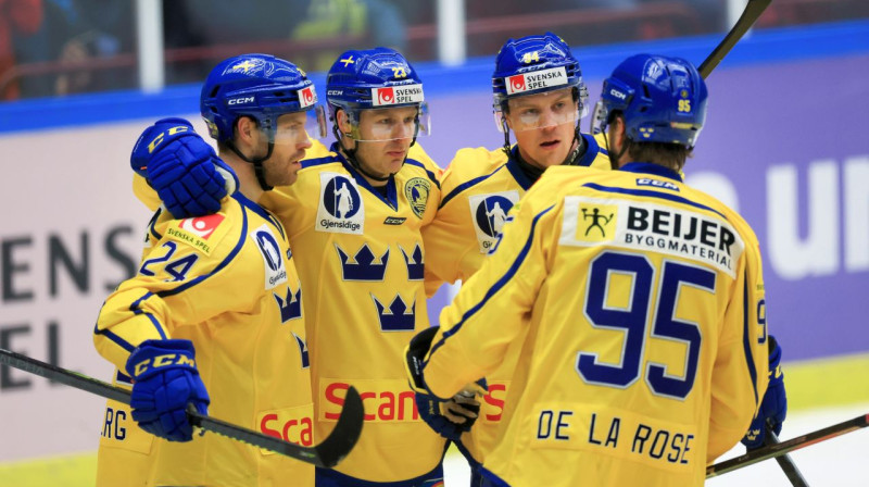 Zviedrijas valstsvienības hokejisti svin vārtu guvumu. Foto: Andreas Hillergren/EPA/Scanpix