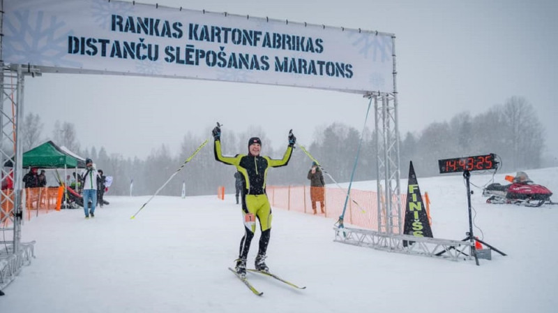 Alvis Rogozins uzvar 100km distancē "Rankas Kartonfabrikas slēpojumā". Foto: Agnis Melderis.