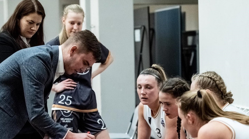 Elvis Brokāns un Valmieras basketbolistes. Foto: Bertānu Valmieras basketbola skola