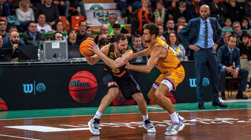 Jānis Strēlnieks cīņā pret "Limoges". Foto: FIBA