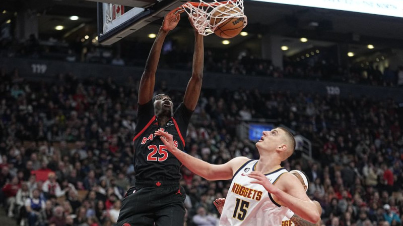 Kriss Bušē un Nikola Jokičs. Foto: USA TODAY Sports/Scanpix