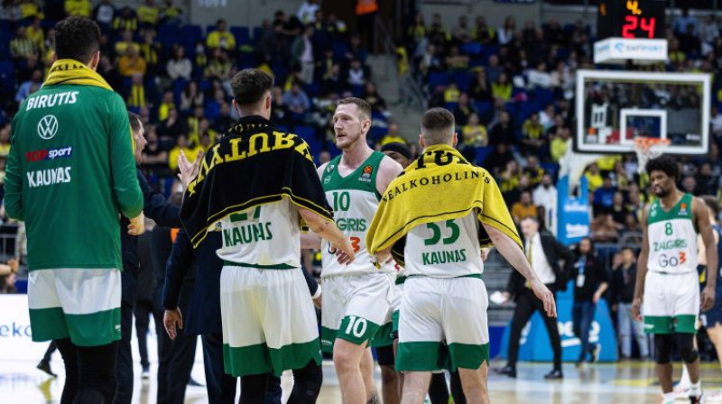 Rolands Šmits (#10) ar komandas biedriem. Foto: BC Žalgiris Kaunas