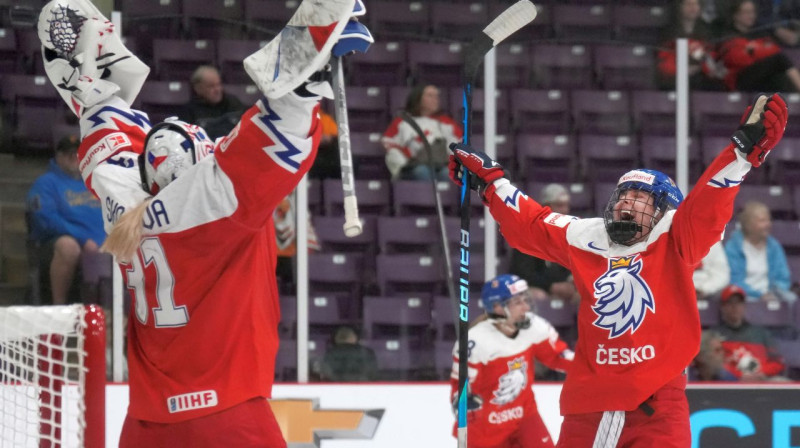 Čehijas valstsvienības hokejistes pēc uzvaras pasaules meistarsacīkšu ceturtdaļfinālā. Foto: Nathan Denette/Zumapress.com/Scanpix