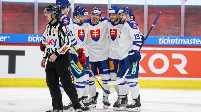 Slovākijas valstsvienības hokejisti pēc vārtu guvuma. Foto: Andrej Galica/SZĽH