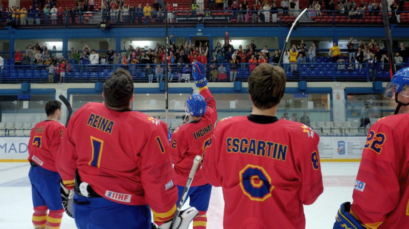 Spānijas valstsvienības hokejisti pasakās līdzjutējiem. Foto: Rubén Lago/IIHF