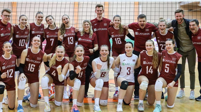 U17 Latvijas volejbola meiteņu izlase pēc uzvaras pār Somiju. Foto: Artūrs Stiebriņš, Latvijas Volejbola federācija / CEV