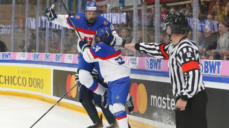 Slovākijas U18 valstsvienības hokejisti neilgi pēc vārtu guvuma. Foto: IIHF