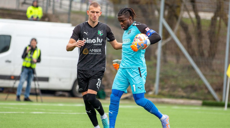 "Audas" futbolisti Vjačeslavs Isajevs un Fabriss Ondoā. Foto: Kristians Putniņš