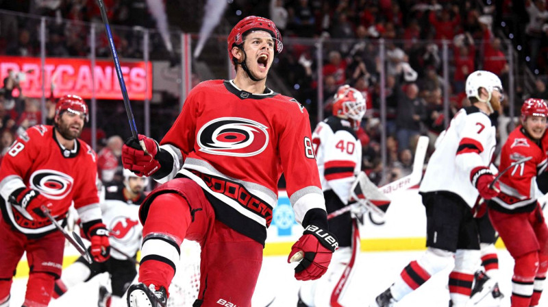 Karolīnas "Hurricanes" uzbrucējs Jesperi Kotkaniemi. Foto: Grant Halverson/AFP/Scanpix