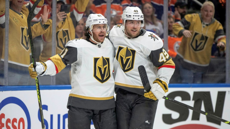 Lasvegasas "Golden Knights" uzbrucēji Žonatans Maršeso (Nr. 81) un Ivans Barbašovs (Nr. 49). Foto: Jason Franson/AP/Scanpix