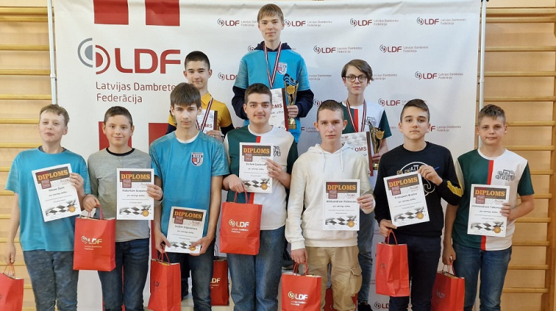 U16 grupas puiši. Foto: Latvijas Dambretes federācija.
