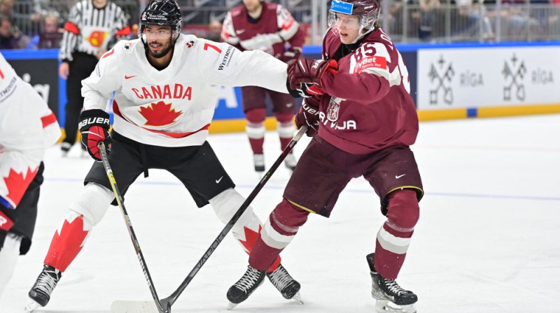 Dans Ločmelis spēlē pret Kanādu. Foto: AFP/Scanpix