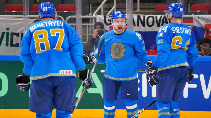 Kazahstānas valstsvienības uzbrucējs Jevgeņijs Rimarjovs (centrā) pēc vārtu guvuma. Foto: IIHF