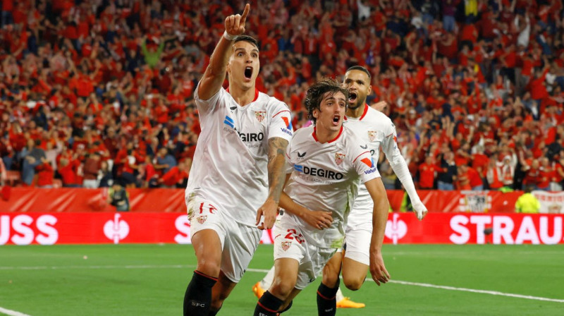 "Sevilla" futbolisti pēc vārtu guvuma. Foto: Marcelo del Pozo/Reuters/Scanpix