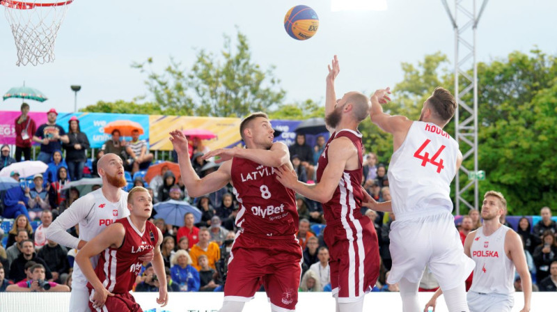 Mirklis no Latvijas un Polijas komandu cīņas Eiropas spēļu 3x3 basketbola turnīrā. Foto: Edijs Pālens/LETA/LOK