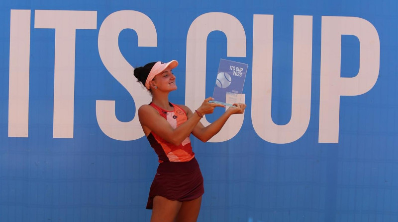 Darja Semeņistaja ar trofeju Olomoucā. Foto: ITS Tennis Academy