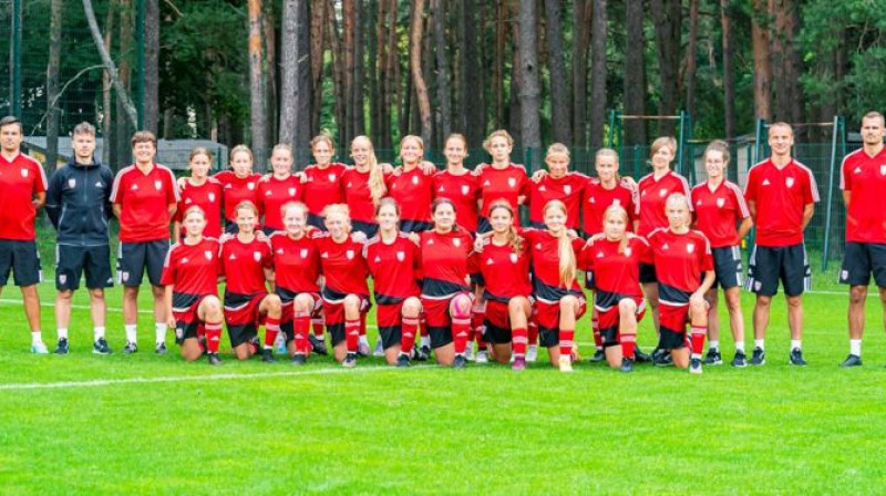 Latvijas U15 meiteņu futbola izlase. Foto: LFF