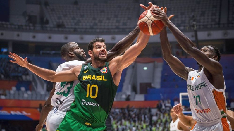 Brazīlijas valstsvienības basketbolists Tims Suarešs cīņā par bumbu. Foto: FIBA