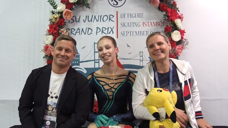 Tehniskais speciālists Raimo Reinsalu, Sofja Stepčenko, trenere Olga Kovaļkova. Foto: ISU Junior Grand Prix