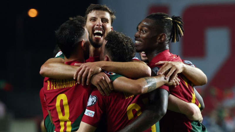 Portugāles futbolisti priecājas par vārtu guvumu. Foto: Reuters/Scanpix