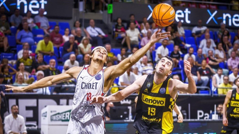 Nīls Sako ("Cholet Basket") un Giorgi Šermadini (Tenerifes "Lenovo") cīņā par bumbu. Foto: FIBA