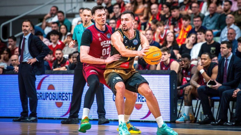 Rodions Kurucs aizsardzībā. Foto: FIBA