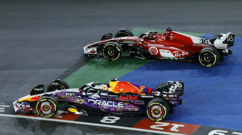 Makss Verstapens un Šarls Leklērs pirmajā līkumā. Foto: motorsport.com